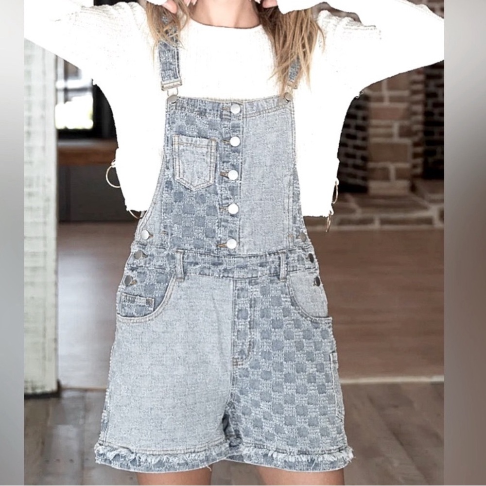 POL:overall short, relaxed fit, small pocket detailing, adjustable straps.